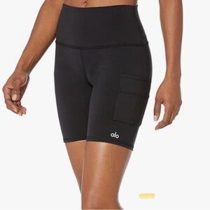 ALO Yoga High-Waist Cargo Biker Short. Size Medium